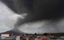 Núi lửa Indonesia phun cột khói cao 3 km