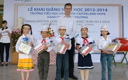Học sinh Trường Năng Yên CapitaLand Hope nhận cặp mới từ Công ty CapitaLand VN