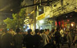 Kiểm tra 2 quán bar trá hình ở Q.1, đưa 120 người về trụ sở công an