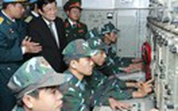 Chủ tịch nước đến thăm, chúc Tết Bộ đội phòng không