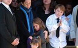 Con cái Philip Seymour Hoffman nức nở trong đám tang cha