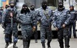Ukraine giải tán đội cảnh sát trấn áp người biểu tình