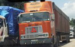 Hàng trăm xe gỗ quá tải nằm tại cửa khẩu La Lay