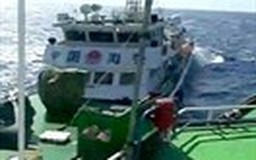 Tàu Trung Quốc đâm và phun nước khiến 3 kiểm ngư viên bị thương