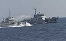 Video clip: Tàu Trung Quốc ngang ngược phun vòi rồng tấn công tàu Việt Nam