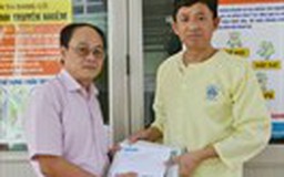 Trao 100 triệu đồng hỗ trợ con trai sĩ quan nhà giàn DK1