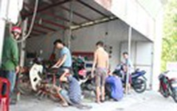 Hai sinh viên nghèo, một tiệm sửa xe và giấc mơ đại học