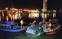 Chìm tàu du lịch trên sông Hàn, 10 du khách thoát chết