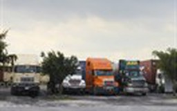 Hàng trăm xe container ùn ứ ở cửa khẩu Mộc Bài: Tài xế vật vờ chờ đợi
