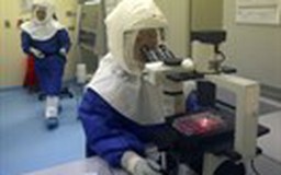 WHO cho phép dùng thuốc đang thử nghiệm để đối phó Ebola