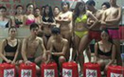 Thoát y phản đối Ice Bucket Challenge