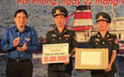 Tặng huy hiệu Tuổi trẻ dũng cảm cho 27 chiến sĩ Vùng Cảnh sát biển 1