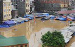 Nước lũ 'bủa vây' chợ trung tâm Lạng Sơn