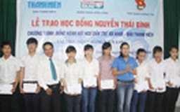 Trao học bổng Nguyễn Thái Bình cho con em ngư dân đỗ đại học