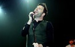 Shane Filan mặc áo dài, đội nón lá hát trong đêm diễn riêng