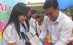 Trao học bổng Nguyễn Thái Bình cho học sinh có hoàn cảnh khó khăn