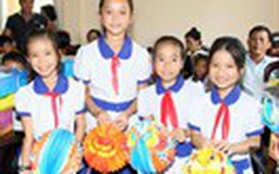 Báo Thanh Niên trao quà trung thu cho trẻ em nghèo miền Tây