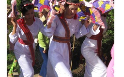 Thiếu nữ Chăm 'bỏ bùa' du khách trong lễ hội Katê