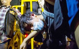Bạo lực bùng phát dữ dội ở Hồng Kông