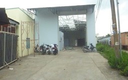 Tháo dỡ phần mái căn nhà ông Trần Văn Truyền nhận sai chính sách