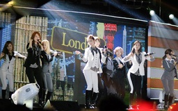 Fan K-pop "mất ngủ" với đêm nhạc đầy sao ở Hà Nội