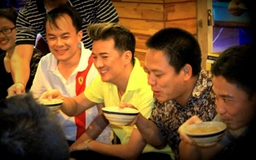 Bắt gặp Đàm Vĩnh Hưng nhậu bia tô bên vỉa hè