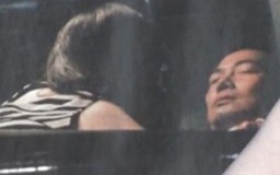 Tạ Thiên Hoa bị bắt quả tang “ăn vụng” trong xe?