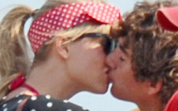 Taylor Swift khóa môi “phi công trẻ”