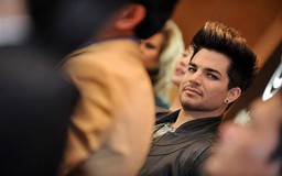 Fan "tan chảy" với ánh mắt hút hồn của Adam Lambert