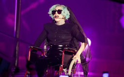 Lady Gaga ngồi xe lăn đi uống cà phê