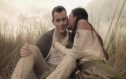 Phương Vy "khóa môi" bạn trai Tây trong MV mới