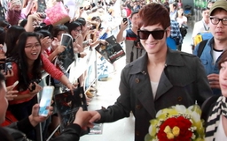 Nụ cười của hotboy Kim Bum đốn tim hàng trăm fan ở sân bay