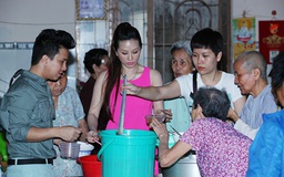 Quang Toàn và Hồng Mơ nấu ăn cho 140 cụ già neo đơn