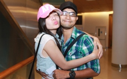Huỳnh Đông và bạn gái dính như sam trong rạp phim