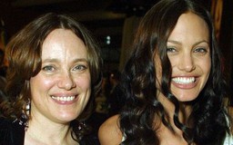 Angelina Jolie làm… mẹ của chính mình