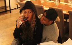 Beyonce nốc rượu ừng ực bác tin có thai lần hai