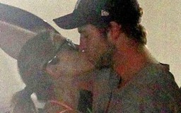 Hậu chia tay Miley Cyrus, Liam Hemsworth ‘khóa môi’ cùng gái lạ