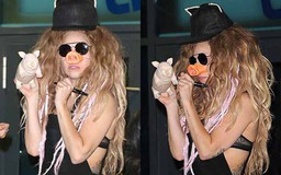 Lady Gaga diện mũi heo 'khóa môi' fan nam