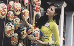 'Hoa hậu chui' Hoàng Thu mạo hiểm với… máy ảnh cổ