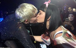 Sốc với màn ‘khóa môi’ của Miley Cyrus và Katy Perry
