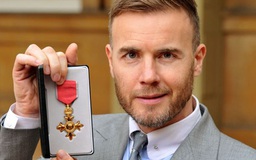 Cựu trưởng nhóm Take That bị đòi lột tước Sĩ quan đế chế Anh