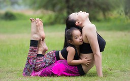 Ngộ nghĩnh bộ ảnh Trà Ngọc Hằng tập yoga cùng cháu gái