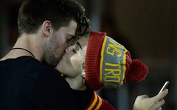 Miley Cyrus công khai ‘khóa môi’ con trai Arnold Schwarzenegger