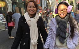 Phương Mỹ Chi nhí nhảnh cùng mẹ dạo phố xứ Hàn