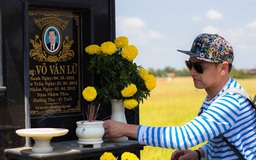 Quang Minh lặng lẽ về viếng mộ cha ở quê nhà Long An