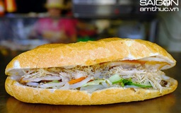 Xếp hàng mua bánh mì ở Sài Gòn