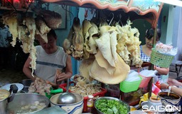 Tìm ăn hủ tiếu sa tế Cao Văn Lầu