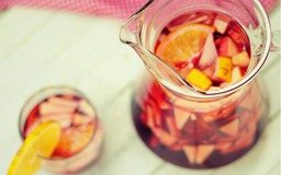 Sangria đỏ rực, sóng sánh cho đêm Giáng Sinh