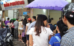 Người dân đội mưa, xếp hàng ở tiệm bánh trung thu nổi tiếng nhất Hà Nội