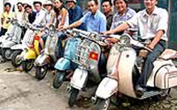 Chơi xe Vespa cổ ở miền Tây